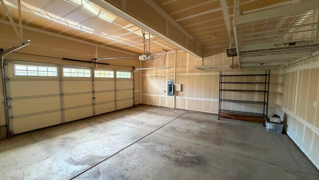 Building Photo - Spacious 4-Bed Home with Loft & Covered Patio in North Creek