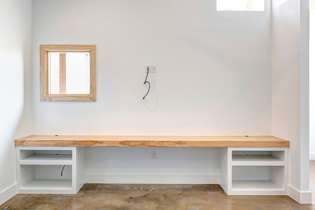 Building Photo - 1717 Airline Dr