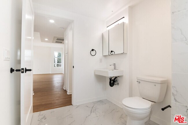 Building Photo - 321 S Fickett St