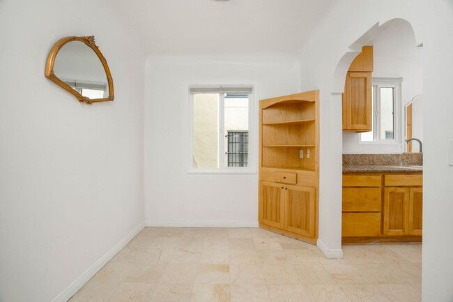 Building Photo - 825 S Holt Ave