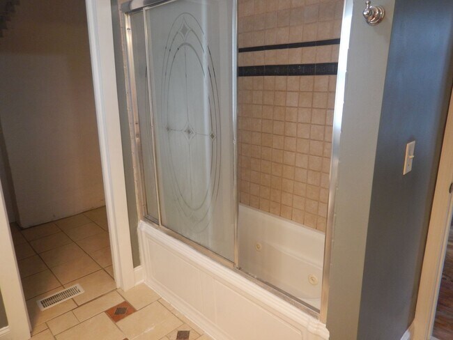 Building Photo - 3 Bedroom 2 Bath house on level lot. Pet Friendly