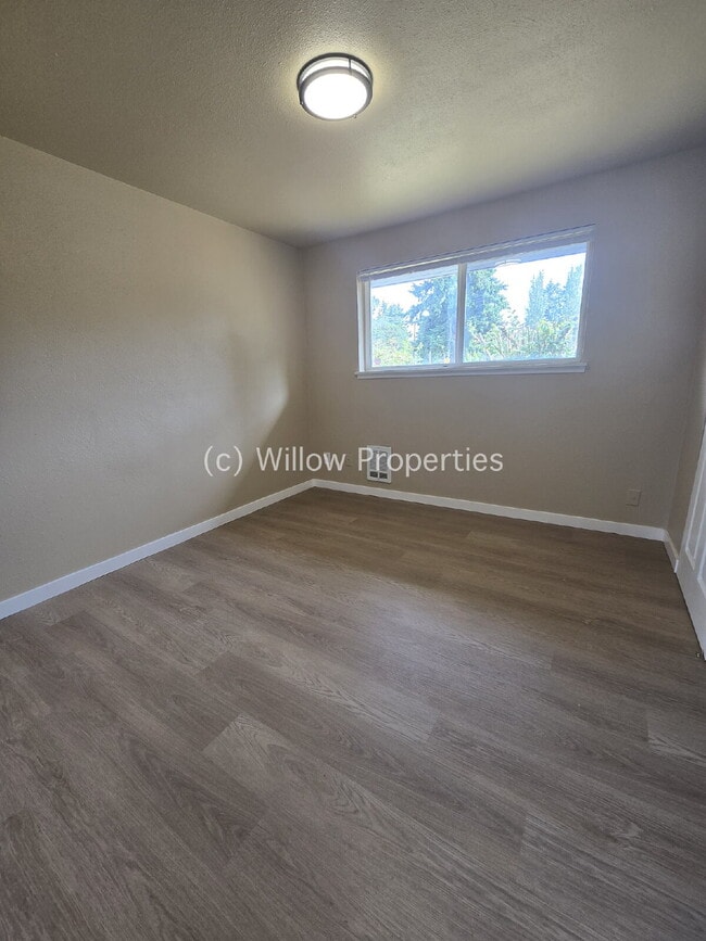 Building Photo - 2 Bedroom Unit Newly Remodeled