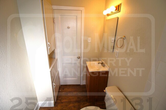 Building Photo - 905-907 Estelle Ave