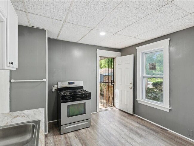 Building Photo - 10622 Hathaway Ave