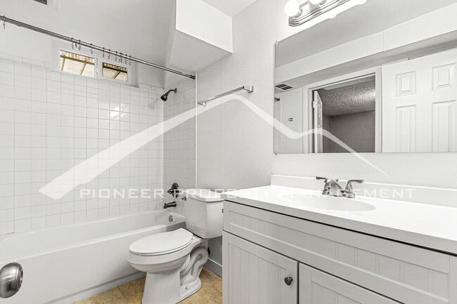 Building Photo - Spacious Home with Washer/Dryer and Fenced Yard