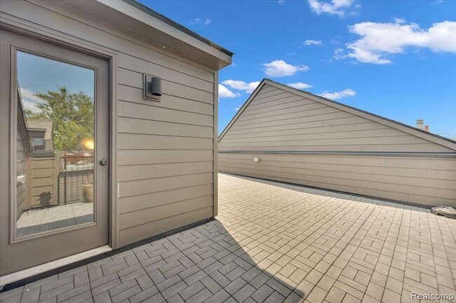 Building Photo - 1087 Hampton Cir