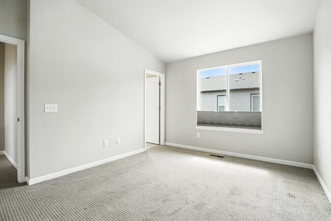 Building Photo - 2-Bed, 2.5-Bath Townhome — 2 Weeks Free Rent!