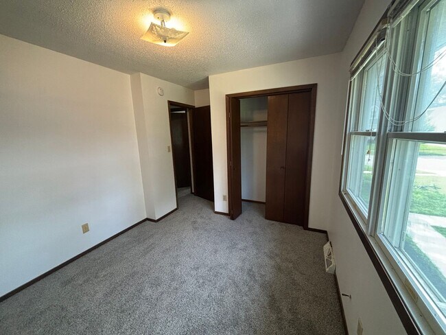 Building Photo - Fandre Dr 2823-2825