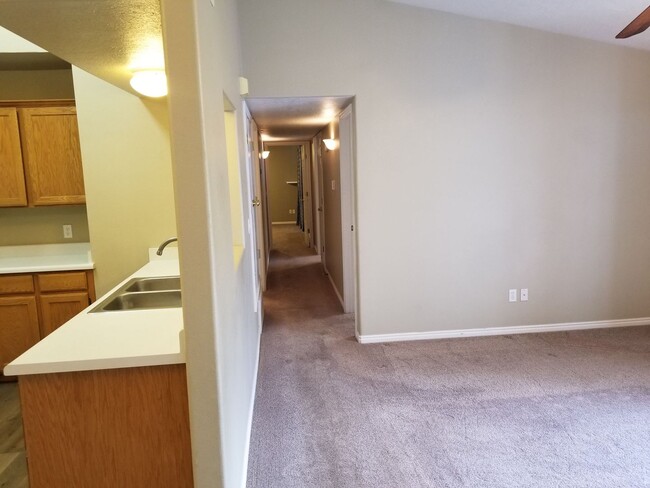 Building Photo - 3 Bed, 2 Bath in Orem - with pool access!