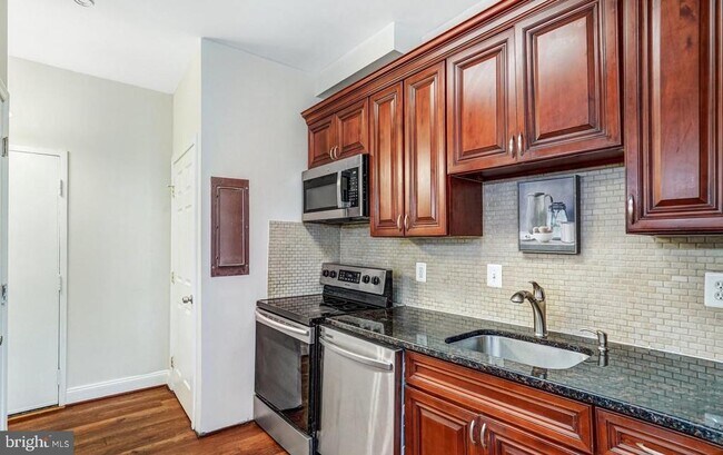 Building Photo - 3245 Rio Dr