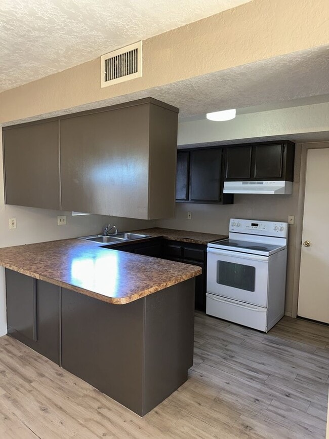 Building Photo - Unfurnished Full Time Home