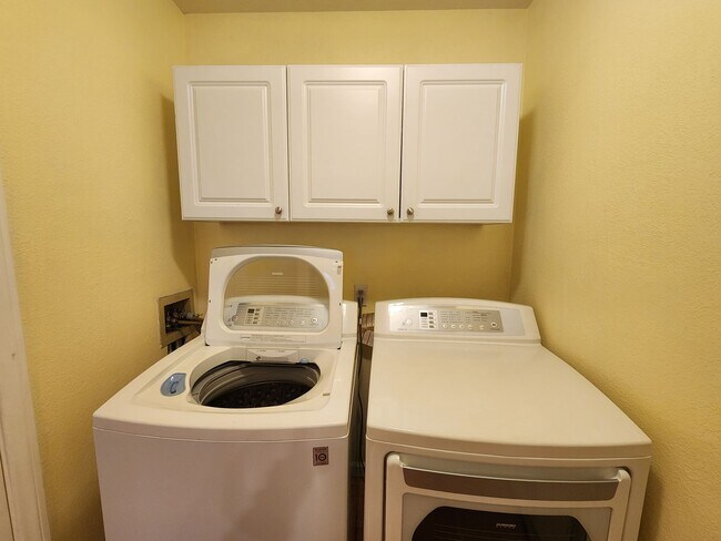 Building Photo - Modern Comfort in the Heart of Summerlin!