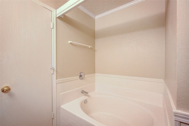 Building Photo - 1460 Stewart Dr
