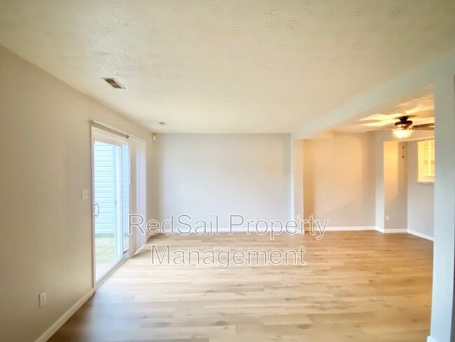 Building Photo - 8 Terri Sue Ct