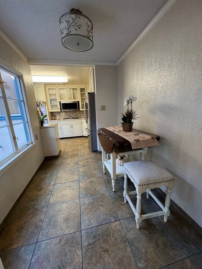 Building Photo - Elegant Geneva Heights Family Home