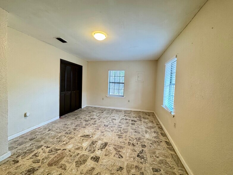 Building Photo - 914 Chihuahua St