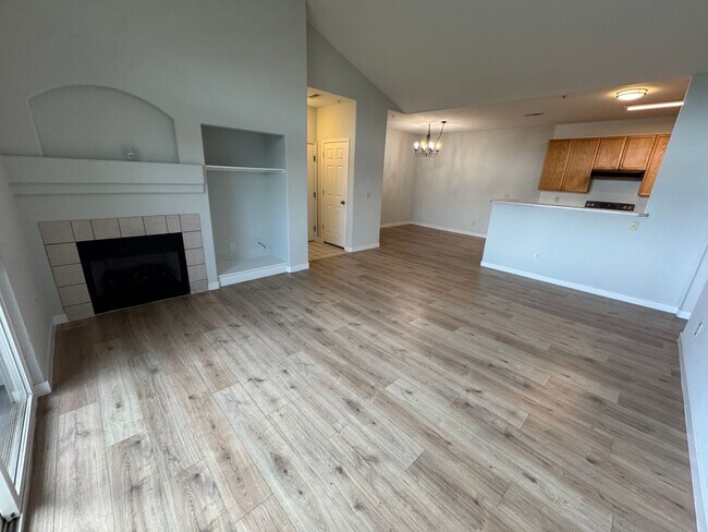Building Photo - Spacious Condo in the Heart of Aurora
