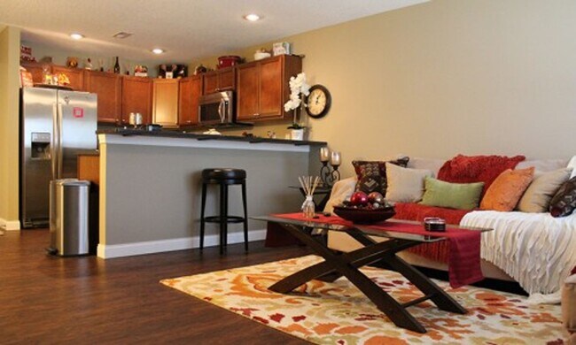 Building Photo - Luxury Townhome
