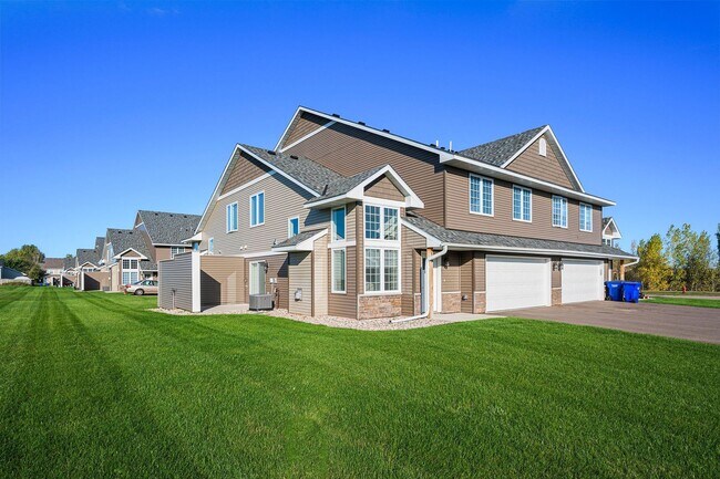 Building Photo - Beautiful 3 Bed 1.5 Bath Somerset Townhouse