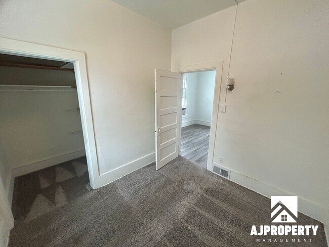 Building Photo - 421 S Prairie Ave