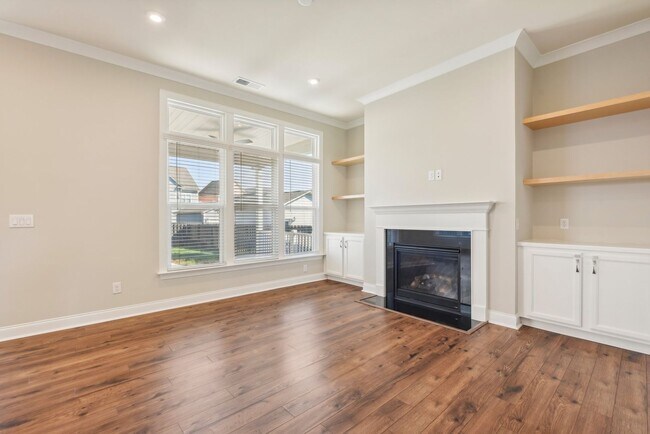 Building Photo - Nice 4 bedroom home with fenced yard