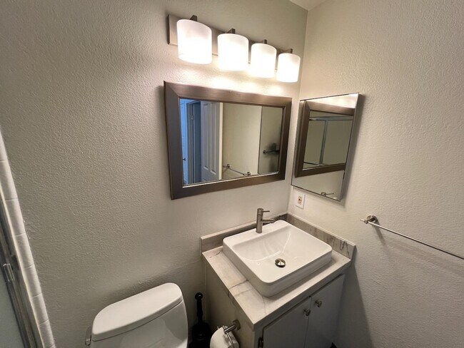 Building Photo - 1018 Cedar Gables Dr