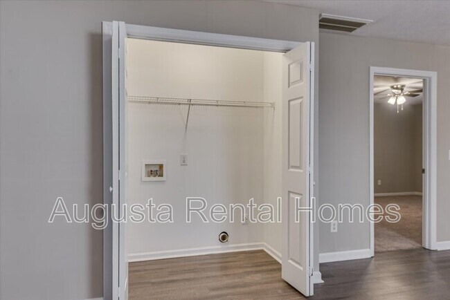 Building Photo - 108 Kelly Dr