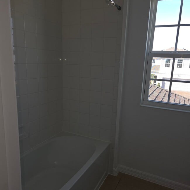 Building Photo - 4 Bedrooms, 2.5 Bathrooms Singe family home