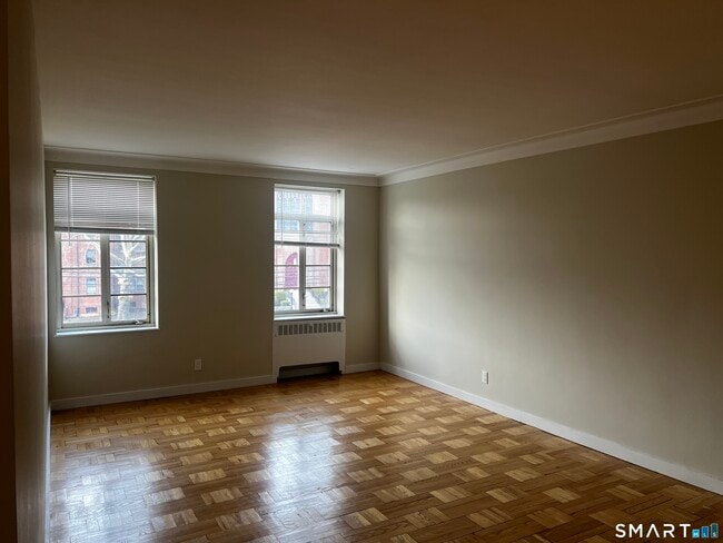 Building Photo - 869 Farmington Ave