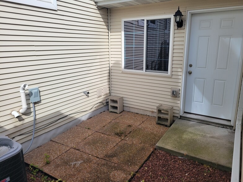 Semi-Private Courtyard - 2533 Leopold Way