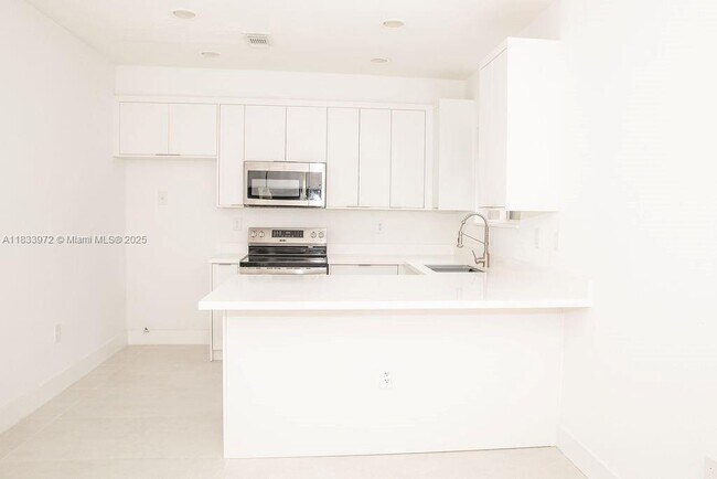 Building Photo - 273 SE 32nd Ave