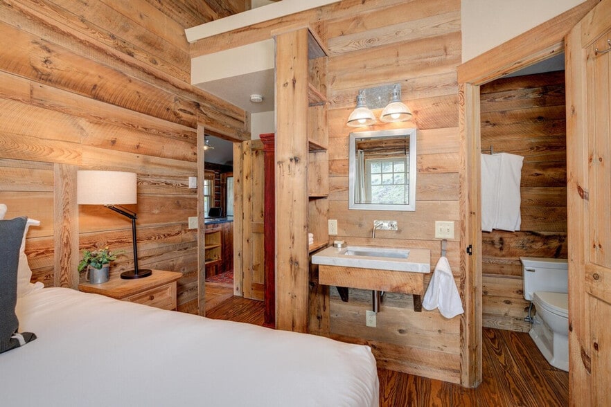 Building Photo - 9 Cabin Hollow Dr