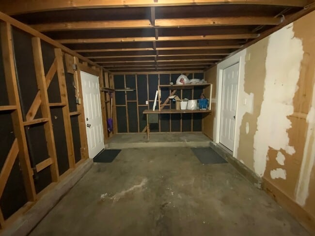 Building Photo - 3 Bedroom Single Story Home Available Near...