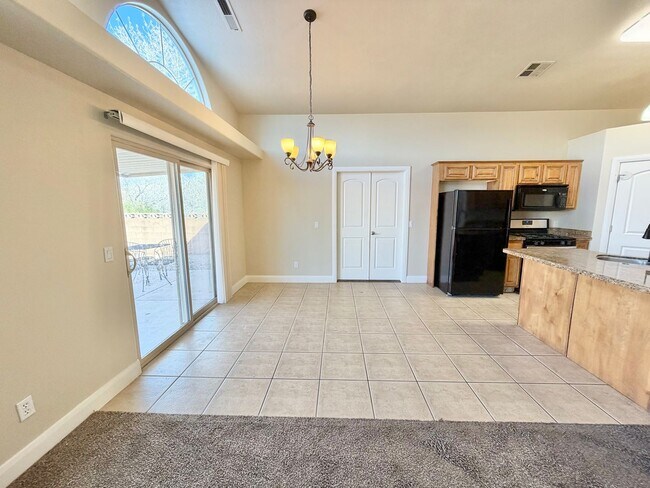 Building Photo - Charming 3 Bed 2 Bath + DEN/OFFICE Area!