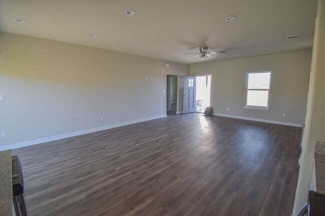 Building Photo - Beautiful 3 BR / 2 BA Home!