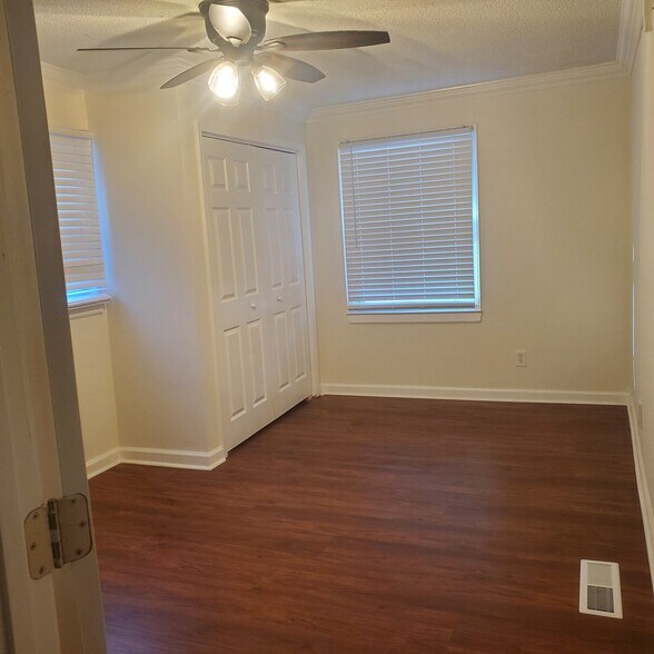 Building Photo - 3072 Lone Oak Ave SW