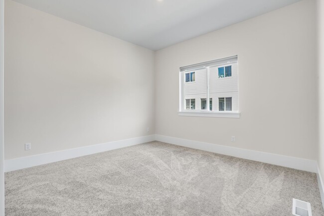 Building Photo - Beautiful New Build 4 Bed, 3 Bath Rental H...