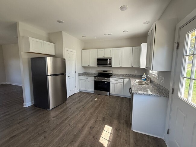 Building Photo - Three bedroom, 2 bath house in Graham