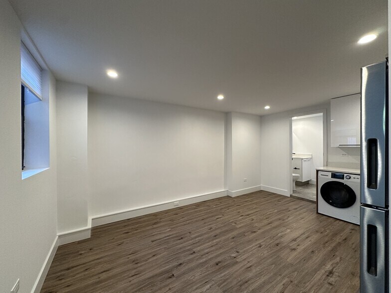 Building Photo - 941 W Carmen Ave