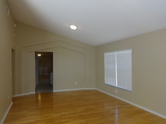 Building Photo - 1040 Pineview Ct