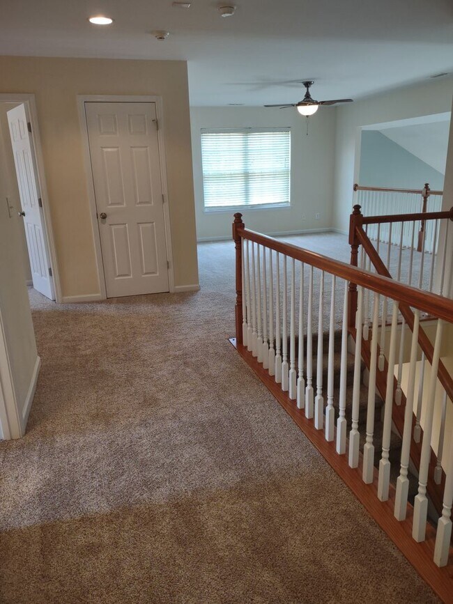 Building Photo - Beautiful move-in ready home located in th...