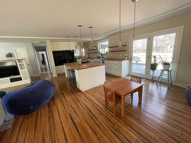 Building Photo - 4 bed/3bath-University Elementary School/I...