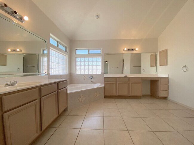 Building Photo - West El Paso LARGE 4bed/3.5bath 3 Car Garage Home-VIEWS!