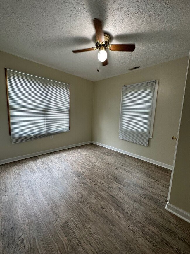 Building Photo - 1528 Redwood Dr