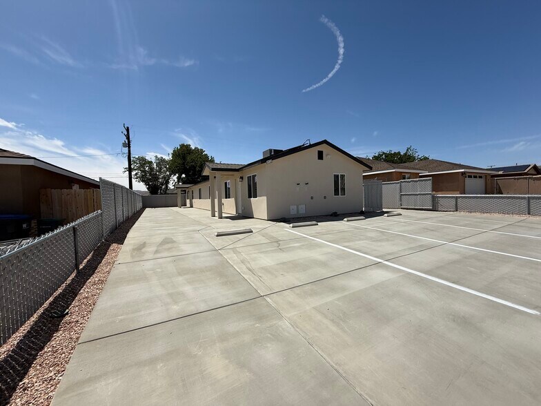 Building Photo - 1133 W Mariposa Ave