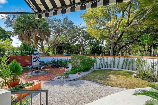 Building Photo - 800 NE 97th St