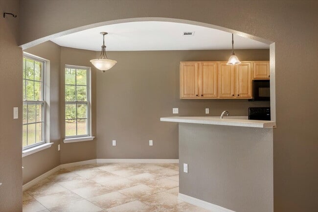 Building Photo - Charming 3 Bed / 2 Bath - Avail. 8/10/26