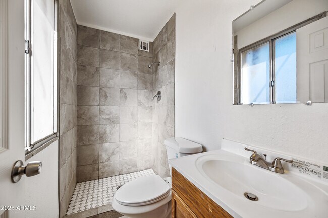 Building Photo - 2208 N 47th Ln