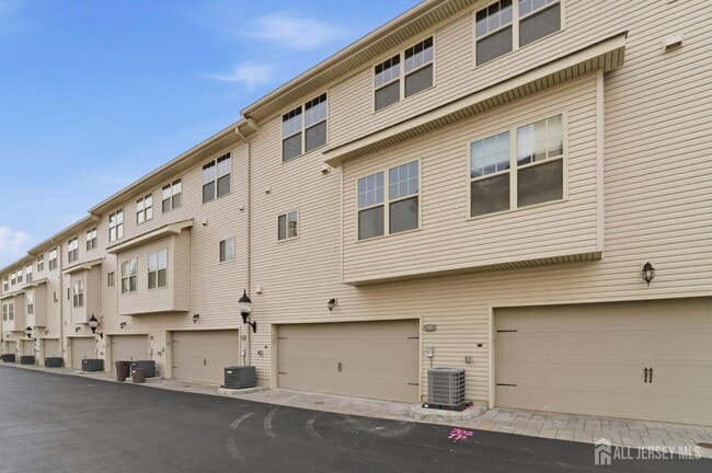 Building Photo - 704 Green Ln