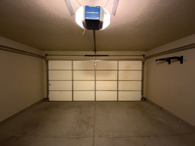 Building Photo - 3 Bedroom Custom Single Story Home Availab...